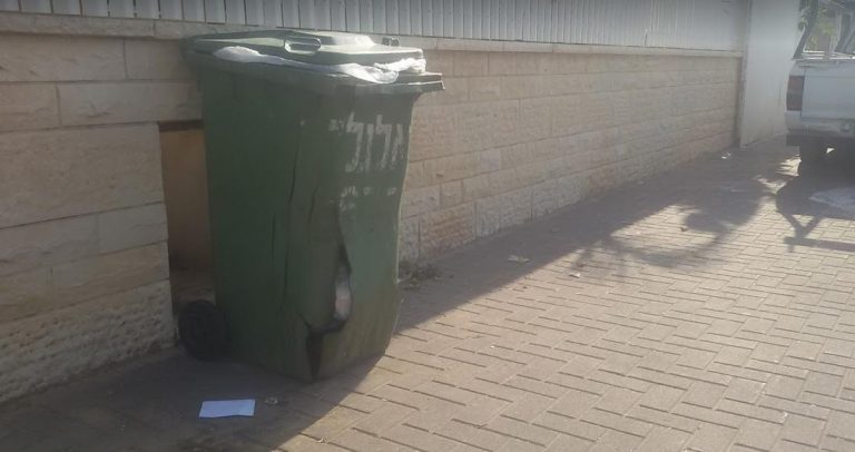 באור עקיבא טוענים: פחי האשפה הביתיים שבורים והרוסים, לרוב בגלל פינוי האשפה