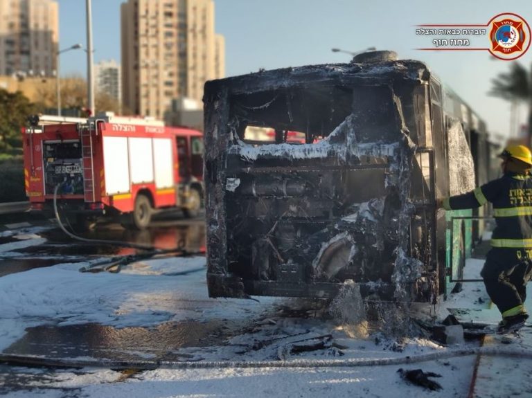 אוטובוס נשרף כליל בכביש 9 ליד חדרה [וידאו ו-תמונות]