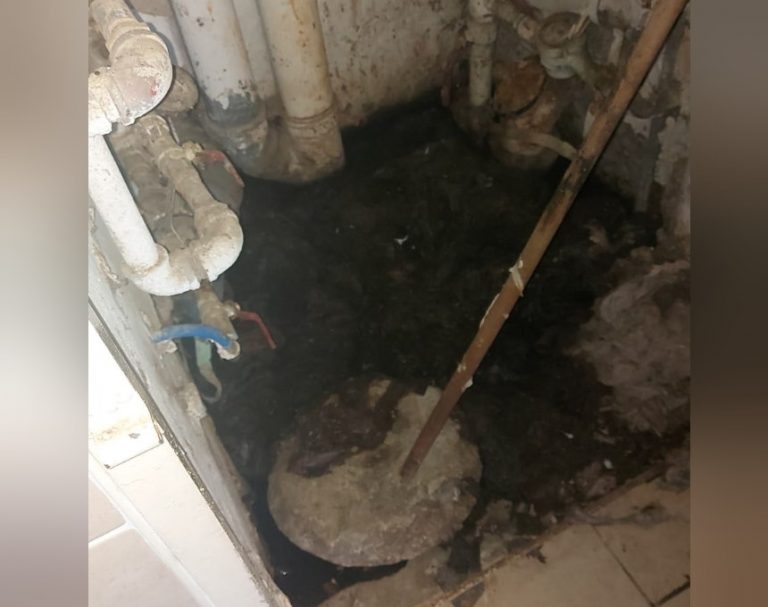 הביוב מתפרץ כל פעם בבניין הישן באור עקיבא: "סבתא שלי בת 80. זה מסכן את בריאותה"