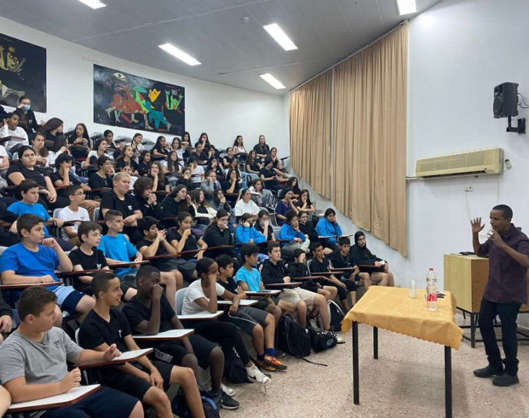 מה עשה ברהנו טגניה, כתב חדשות 12, בתיכון חדש בחדרה?
