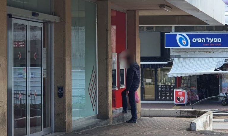 מוציאים כסף מכספומט באור עקיבא ומרגישים מוטרדים: "אנשים אורבים שם, זה אמבוש"