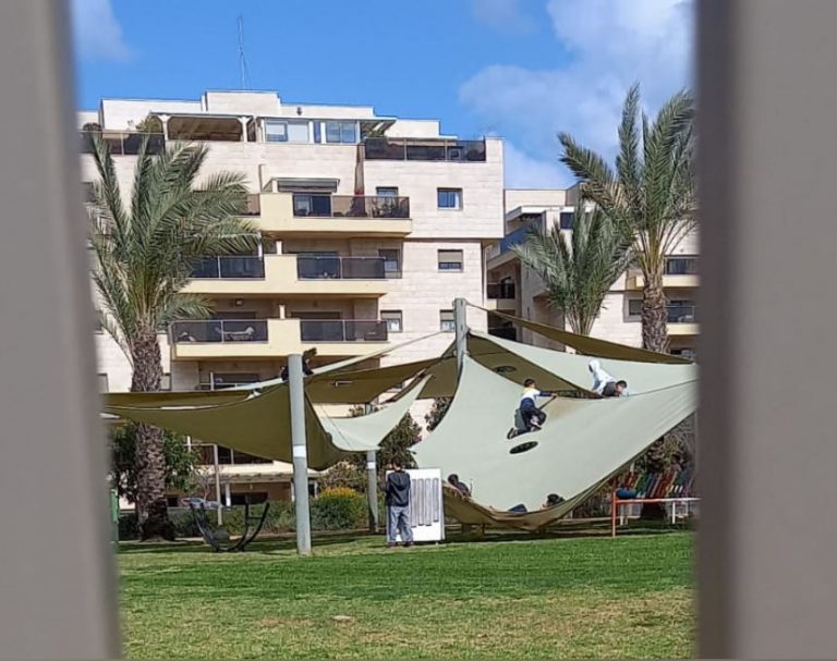מסוכן: ילדים הפכו ציליות שנקרעו בפארק בצפון אור עקיבא לערסלים וטרמפולינות [צפו בתמונות]