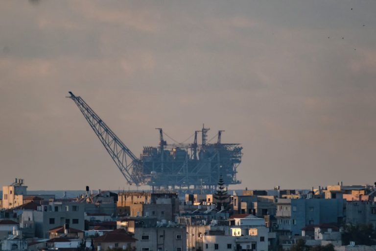 אסדת הגז התקרבה אל החוף? זה ההסבר של הצלם מבנימינה לטריק האופטי