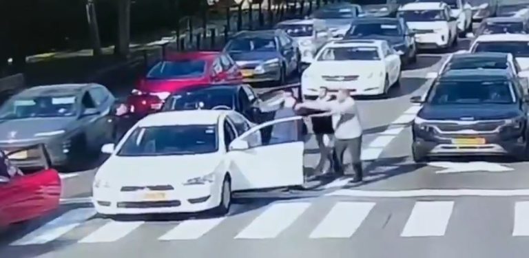 מזעזע: צעיר רצה לעקוף קשיש ברמזור, יצא מהרכב ותקף אותו באגרוף [וידאו]
