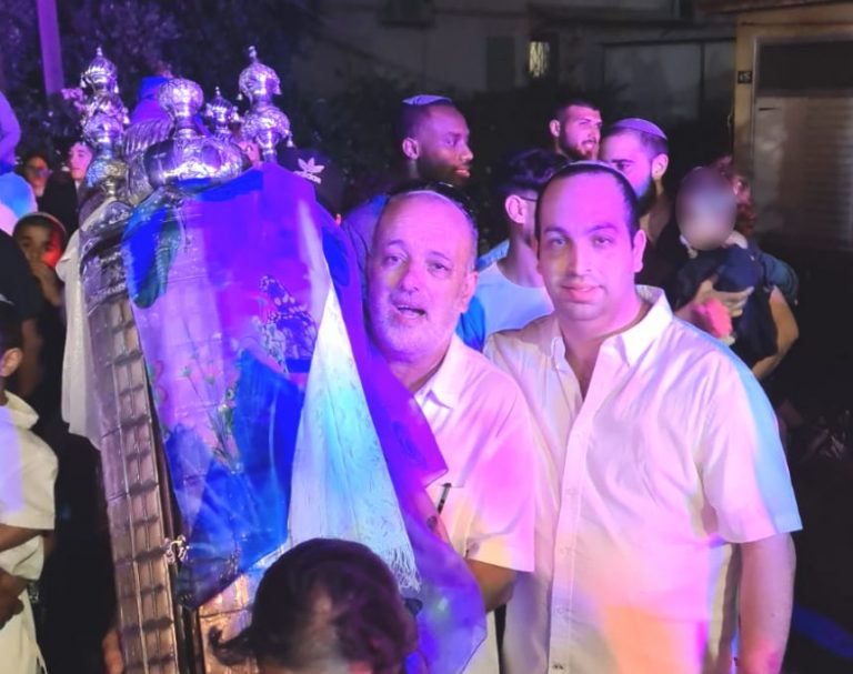 אור עקיבא: ספר תורה לזכרה של נרצחת מנפילת קסאם בשדרות הוכנס לישיבה בעיר