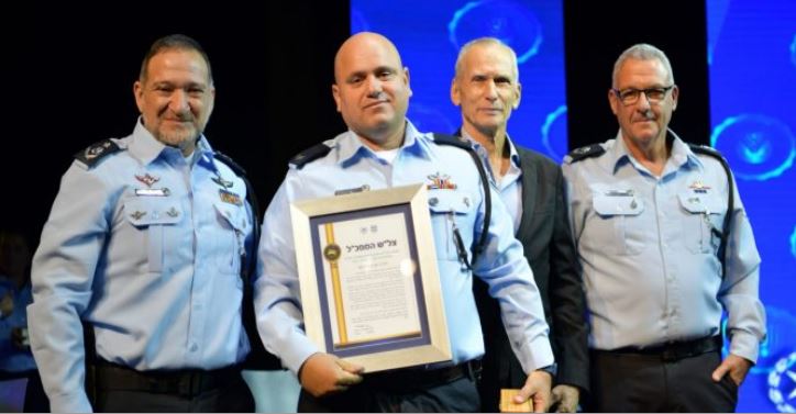 שוטר תחנת חדרה זכה לצל"ש על הצלת חייו של אזרח ששקע עם רכבו בנחל עדה ליד אור עקיבא