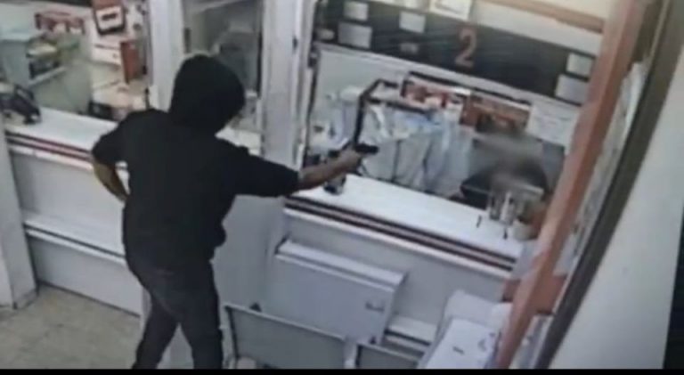 נכנסו עם נשק, יצאו באזיקים: כך הסתיים שוד דרמטי בבנק הדואר בפורדיס