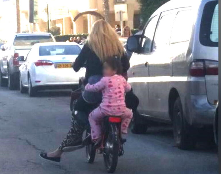 ביום לוהט: ילדה נמצאה משוטטת בשכונה בחדרה; השיטור העירוני נכנס לפעולה