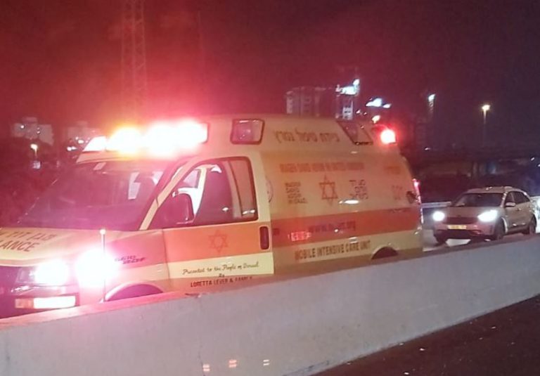 בן 50 במצב בינוני לאחר נפילה מגובה בחדרה, צעיר במצב קשה בתאונה בצומת פורדיס, שני נערים נפצעו בתאונת קורקינט בחדרה