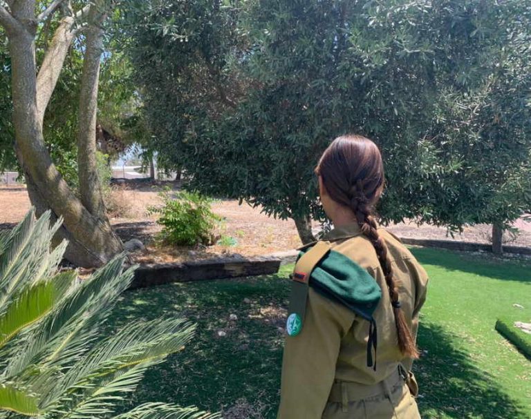סג"מ נ' מאור עקיבא סיימה קורס קצינים בהצטיינות ומשרתת בתפקיד מסווג "משמעותי" ש"משפיע על בטחון המדינה"