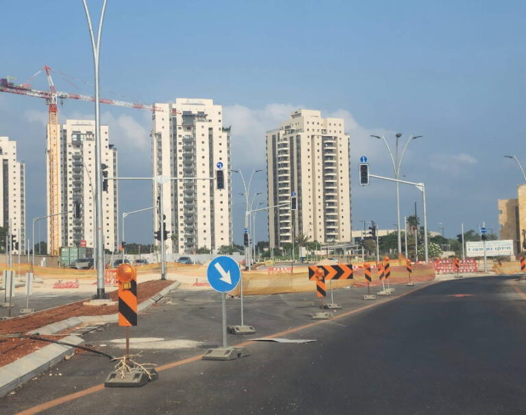 צפו בתמונות: הצומת המרומזר החדש באור עקיבא מתקדם; ומהיכן הדרך שלכם תתארך?