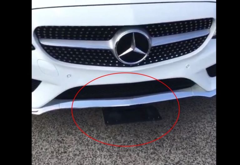 השוטרים נדהמו: לוחית הרישוי של הרכב מתקפלת בלחיצת שלט להחלטת הנהג. צפו בסרטון [רחבי הרשת]