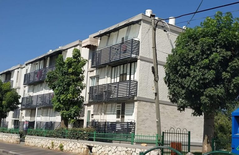 הסערה הבאה? אגף שפ"ע בעיריית אור עקיבא הודיע כי מעתה – חובת הניקיון בשטח בניינים מוטלת על בעלי הבתים