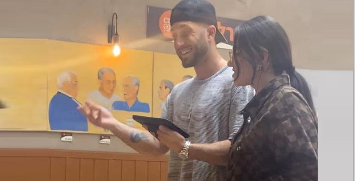 הג'וב החדש של בן זיני? הכוכב נתפס ממלצר בקניון חדרה