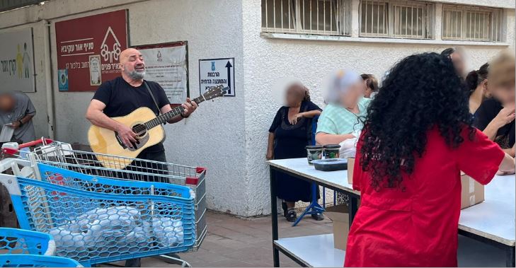 אחרי שביקר באור עקיבא: דני רובס יופיע בלונדון במופע התרמה ל"מאיר פנים" בעיר [וידאו]