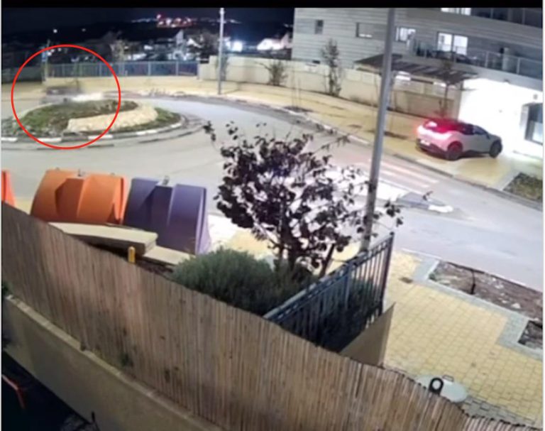 לאן אתה טס? נהג רכב עלה על כיכר – והתעופף 📹