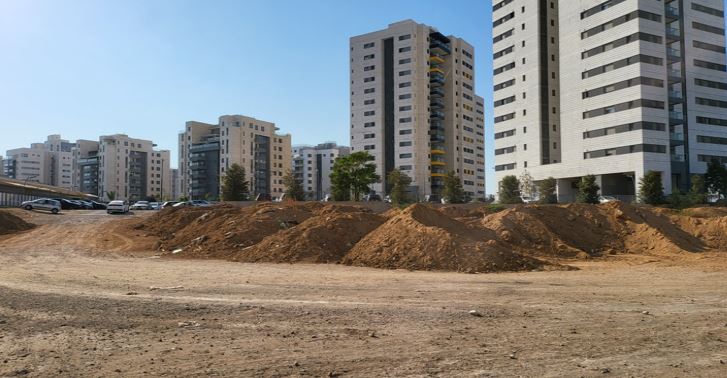 אור עקיבא: השטח התמלא ב"עודפי עפר", המשאיות תופסות חניות של התושבים בשכונת היובל [רדיו מגדלור]