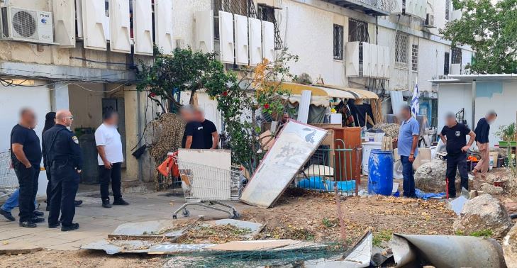 פונו חפציו של תושב שכונת קנדי באור עקיבא שהשתלט על חצר משותפת בבניין והפך אותה ל"אלטע-זאכן" [תמונות]