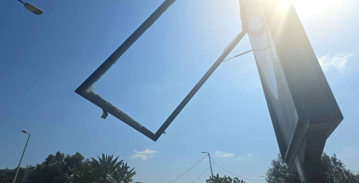 חדרה: מודעות עם חללי צה"ל והכיתוב "עד הניצחון" הוסרו – התיעוד מעורר מחלוקת ברשת