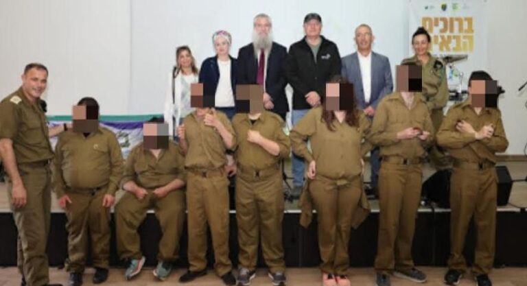 גדולים במדים: 9 נערים ונערות עם אוטיזם מחדרה התחיילו וקיבלו מדים