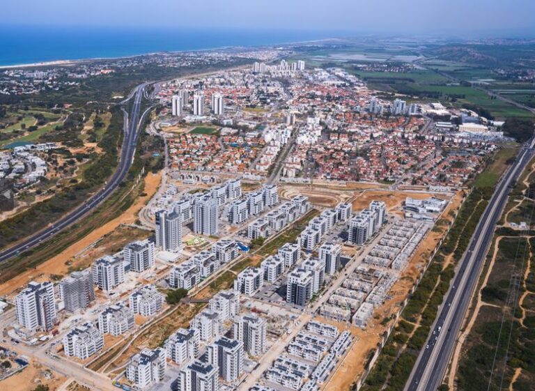 אור עקיבא מתפתחת ממעוף הציפור: התמונה המדהימה מהעיר מכה גלים ב-ynet