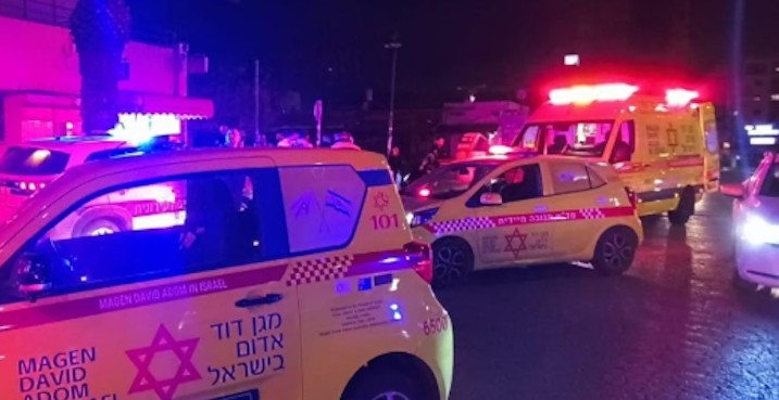 תמונות מזירת האירוע: גבר כבן 25 נפצע בקטטה בפרדס חנה