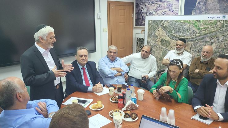 השר ישראל כ"ץ בביקור עבודה באור עקיבא, על הפרק: הזזת קווי נפט ודלק מתחת לעיר, פאנלים סולאריים על הגגות