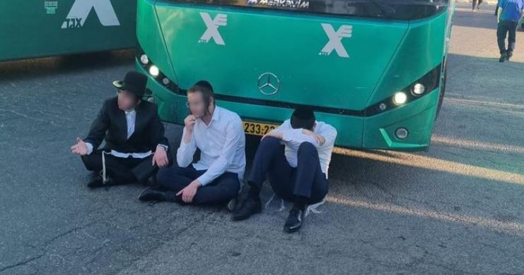 הסערה הבאה? חרדים חסמו בגופם אוטובוסים שפועלים בשבת בתחנה המרכזית חדרה [וידאו]