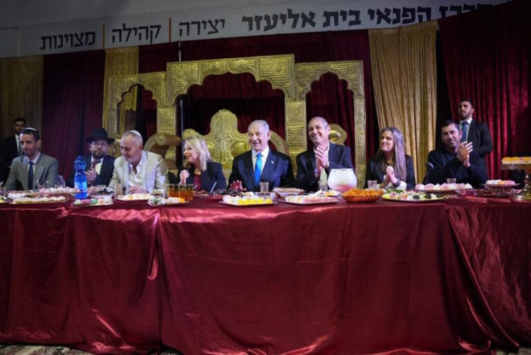 רה"מ נתניהו ורעייתו שרה התארחו במימונה בחדרה; תושבים טענו: "מצביעי מפלגות שאינן ליכוד נותרו בחוץ" (וידאו)