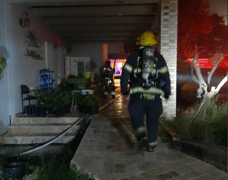 כבאים הוזעקו לשריפה בבניין 3 קומות בפרדס חנה-כרכור
