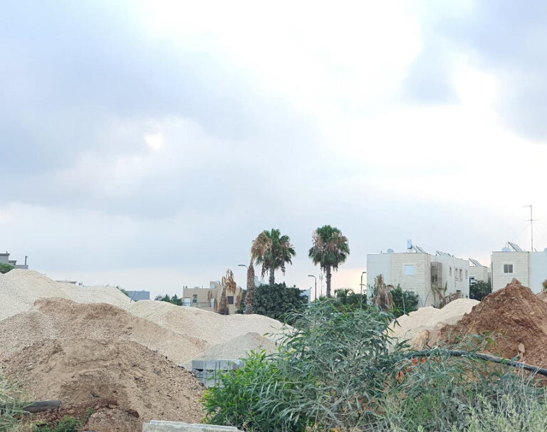 תושב אור עקיבא מתריע: "השטח בסוף רחוב ביאליק הופך לעזובה מלוכלת" – העירייה מגיבה