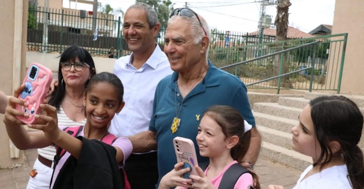 שורד השבי גדי מוזס שנולד בחדרה – ערך ביקור בעיר: "מרגש מאוד. כיף לחזור הביתה"