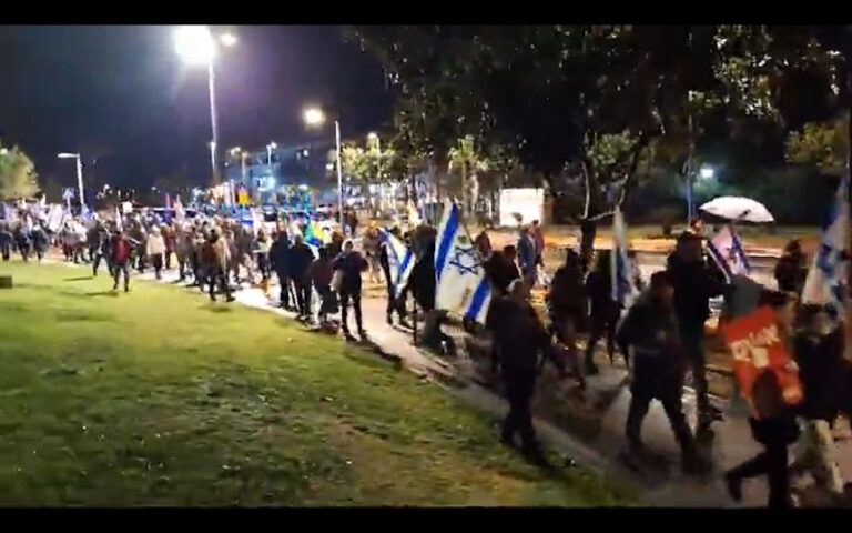 אלימות המשטרה במחאת קיסריה: קצינים מתחנת חדרה יפצו שני מפגינים בעשרות אלפי שקלים
