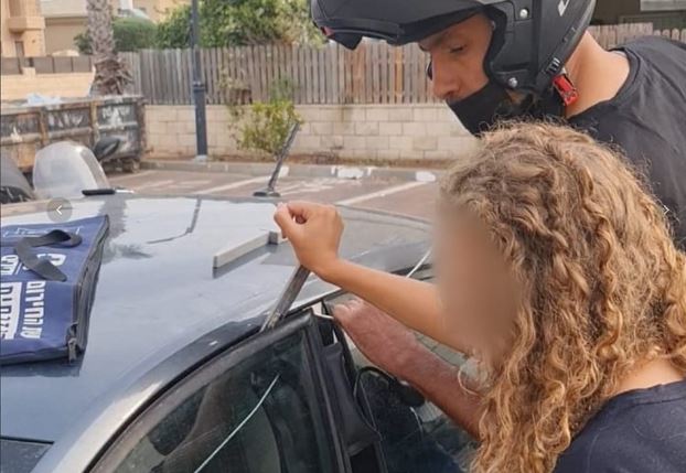 השלט התקלקל – והתינוק ננעל ברכב באור עקיבא לעיני אמו [וידאו]