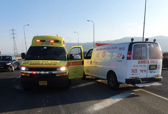 פיגוע דריסה: רכב התנגש בתחנת אוטובוס בכביש 57 ליד נתניה וכפר יונה – פצועים במקום