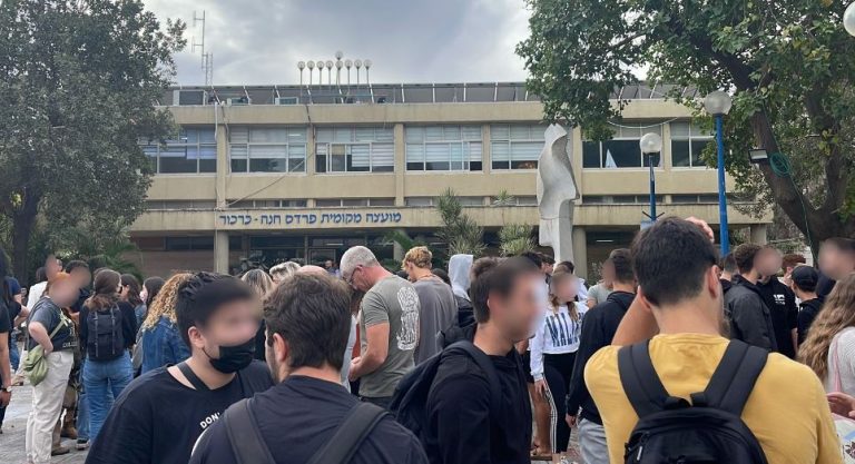 עשרות תלמידי חקלאי פרדס חנה הגיעו למחאה ברחבת המועצה: "דורשים בית ספר מוגן" [וידאו]
