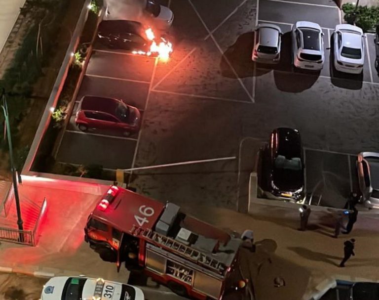 התופעה נמשכת: רכב עלה באש הלילה בשכונת היובל באור עקיבא; מכולת אשפה בערה ברחוב ביאליק [וידאו]