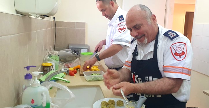 ממטפל למבשל: מהמטבח של פאראמדיק מד"א בזכרון יעקב לפראמדיקית בלבנון