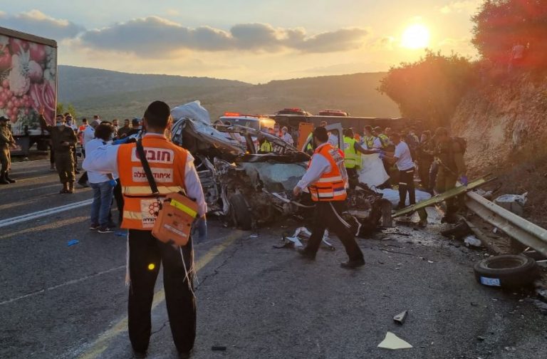 5 הרוגים מתוכם 3 ילדים בתאונה קטלנית בכביש 89: באוטובוס מעורב היו צעירים מחדרה וחריש