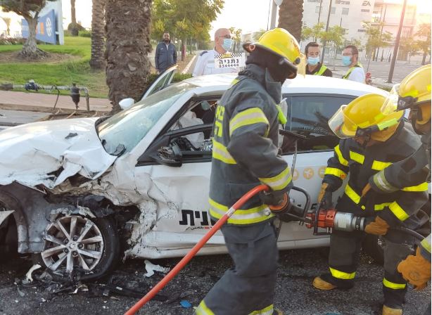 תאונת דרכים קשה באזור התעשייה בקיסריה – כבאות והצלה חילצו נהג מרכב [וידאו]