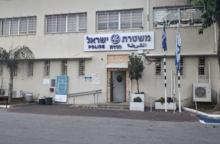 "כל אולגה יהיו גופות": הגיע עם סכין ומקל חצים לתחנת משטרת חדרה ואיים על שוטרת