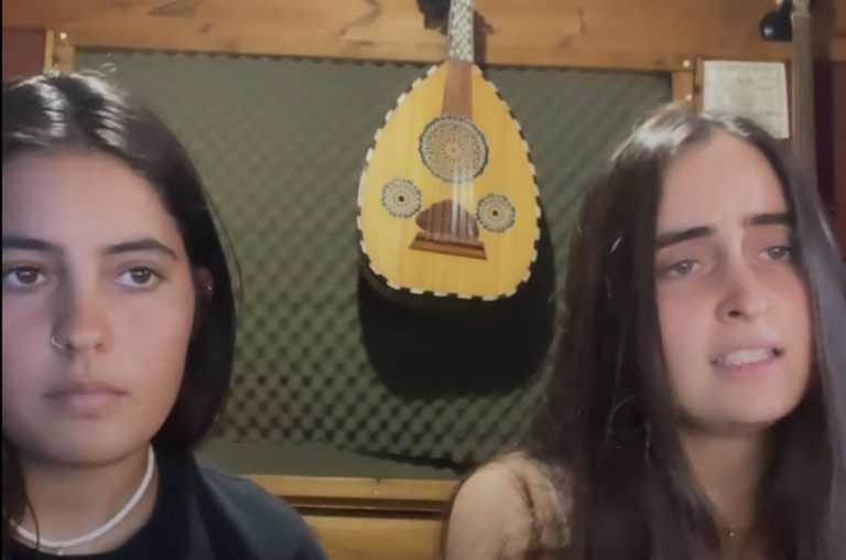 לזכרם של חללי צה"ל אלון סקאג'יו וניצן שסלר ז"ל מחדרה: הביצוע המרגש של הזמרת ליאור ואחותה השייטת שי קקון [📹]