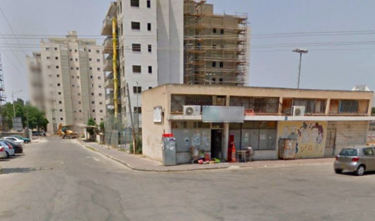 אישום חמור: התפרע במכולת בחדרה, איים וניפץ בקבוק זכוכית על ראשו של עובד
