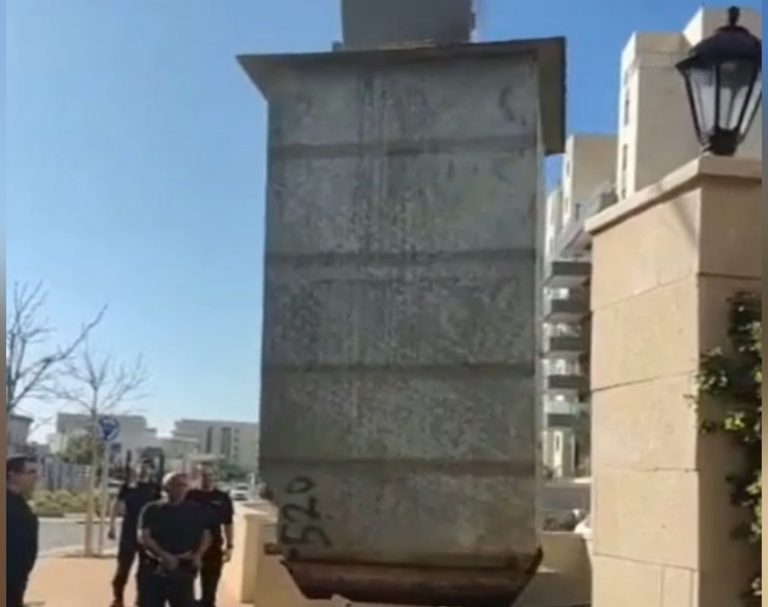 צפו: חתול חולץ מתוך פח מוטמן בשכונת היובל באור עקיבא [וידאו]