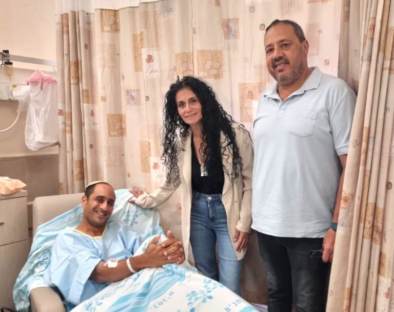 מנהל בית הספר האהוב מאור עקיבא שנפצע בלבנון – זכה לביקור מרגש