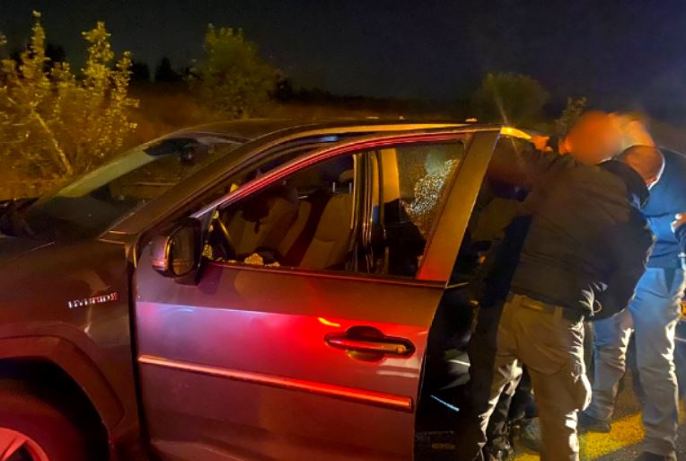 חשד: גנבו רכב בפ"ת ונמלטו דרך חדרה לאזור חוף הכרמל – זה מה שקרה בדרך
