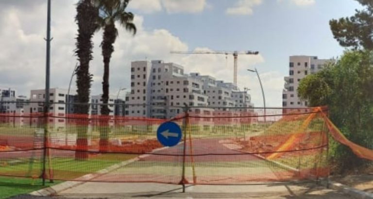 התרגשות: הכביש בין שכונות 'אורות' ל'אור ים' באור עקיבא הולך ונשלם לקראת פתיחה [וידאו]