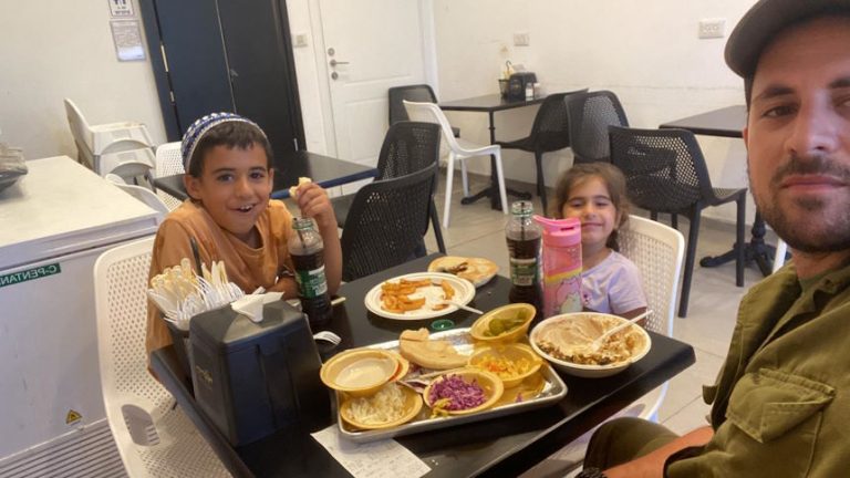 איש המילואים אמיר פרקש מחריש הגיע למסעדה בעיר – והתפלא: "הפתיע אותי ברמה מדהימה"