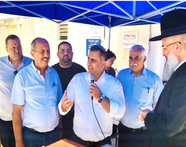 השר ביקר באור עקיבא – ואבן פינה הונחה לבית ספר חדש