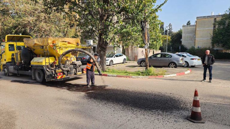 כדי שלא תפלו לבור: עבודות חדשות בפרדס חנה-כרכור; ומי בא ללמוד במושבה?